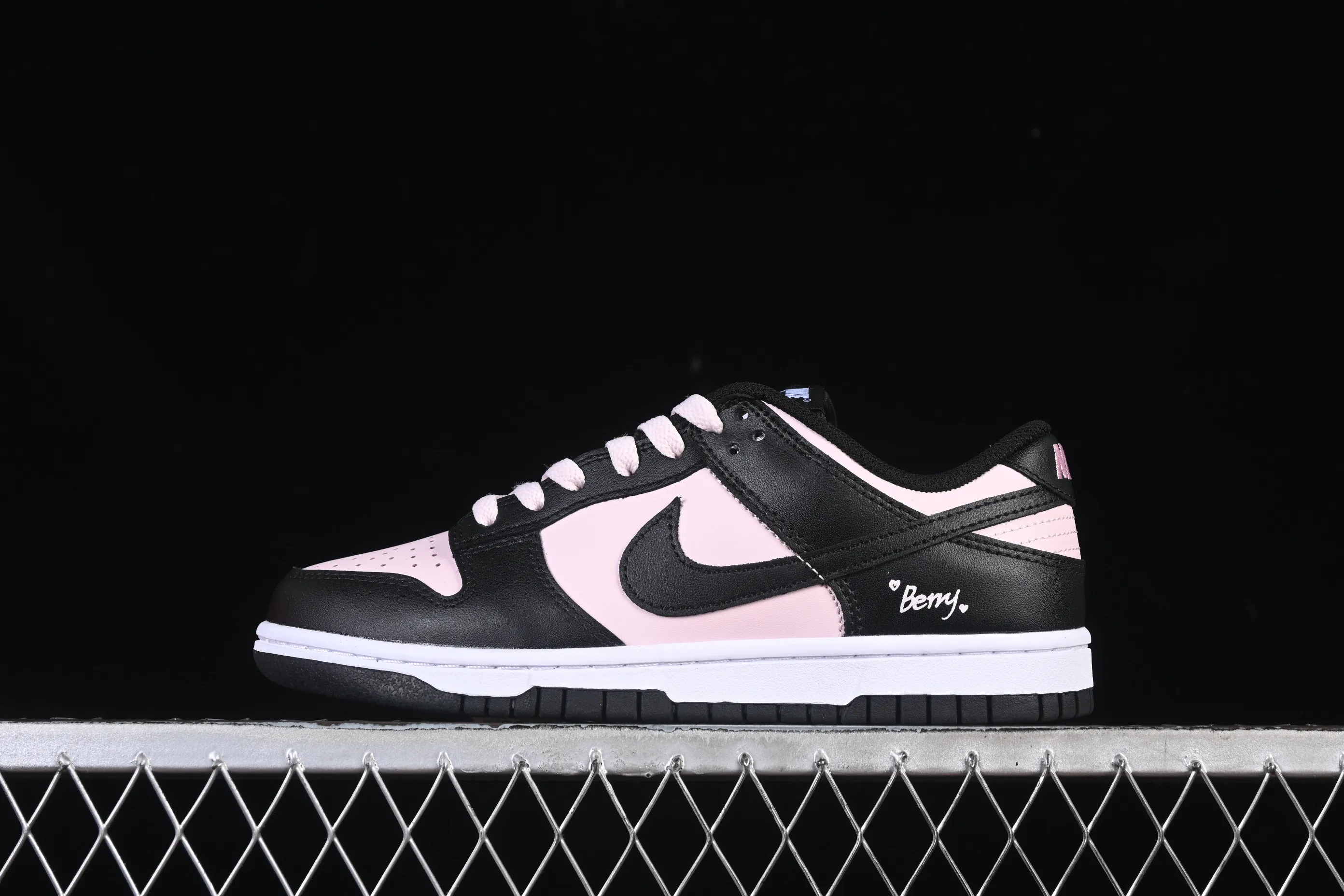 All categories Nk SB Dunk Series Nk SB Dunk Low High-end customized low-top sneakers Nike SB Dunk Low black and pink Valentine's Day low-top casual sneakers DD1391-100